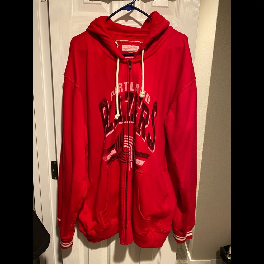 New without tags Mitchell and Ness vintage Portland trailblazers zip up jacket.